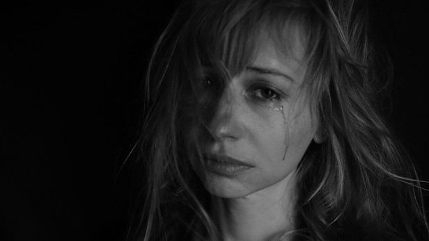 すぐ泣いてしまう人